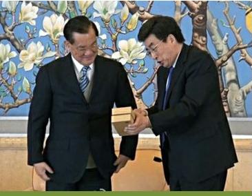 ...连战访问北京北京市委书记赠送给他两部特别版小米手机.为...